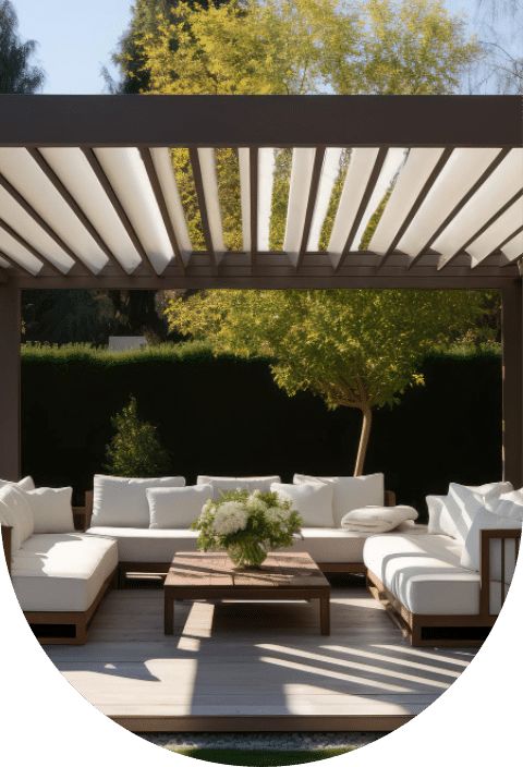 Un patio avec des meubles blancs et une pergola, offrant un espace extérieur élégant et accueillant