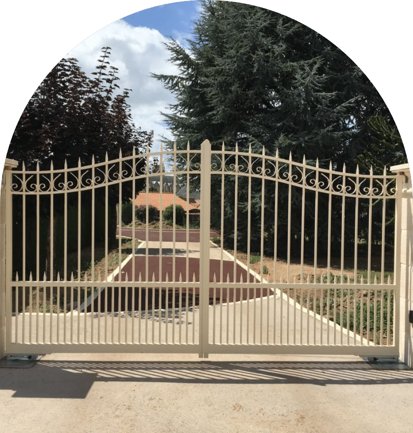 Une porte blanche avec un design circulaire décoratif