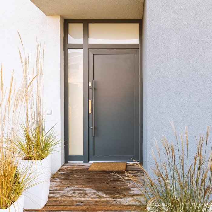 Porte d entrée en aluminium posée par L Embellie Habitat