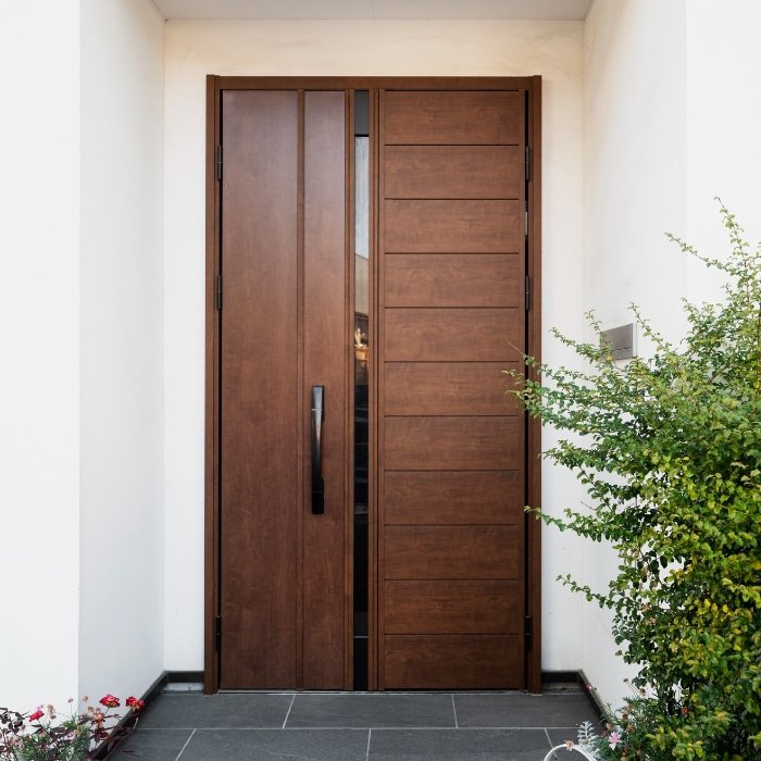 Porte d entrée en bois posée par L Embellie Habitat