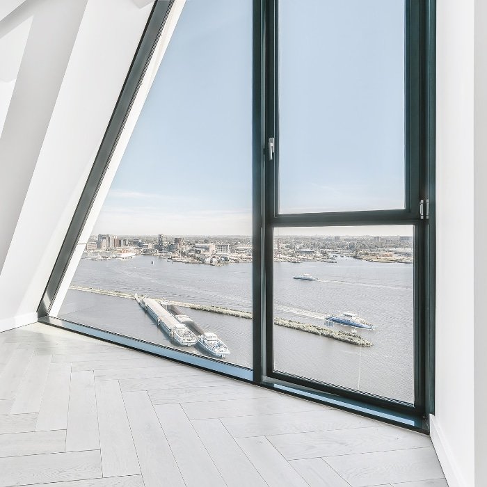 Grande fenêtre en aluminium d un appartement avec vue sur l eau