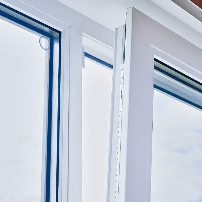 Gros plan sur une fenêtre en PVC avec un cadre blanc